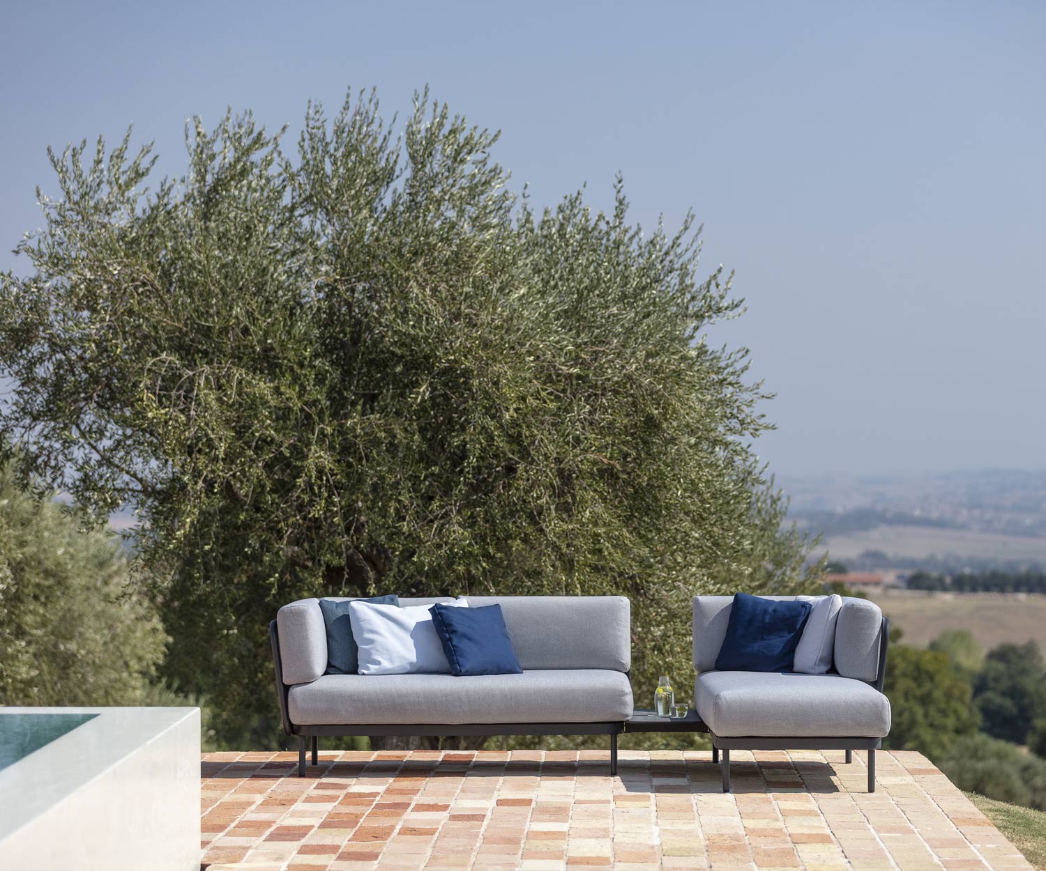 Comodo divano estivo Todus Baza sulla terrazza a bordo piscina