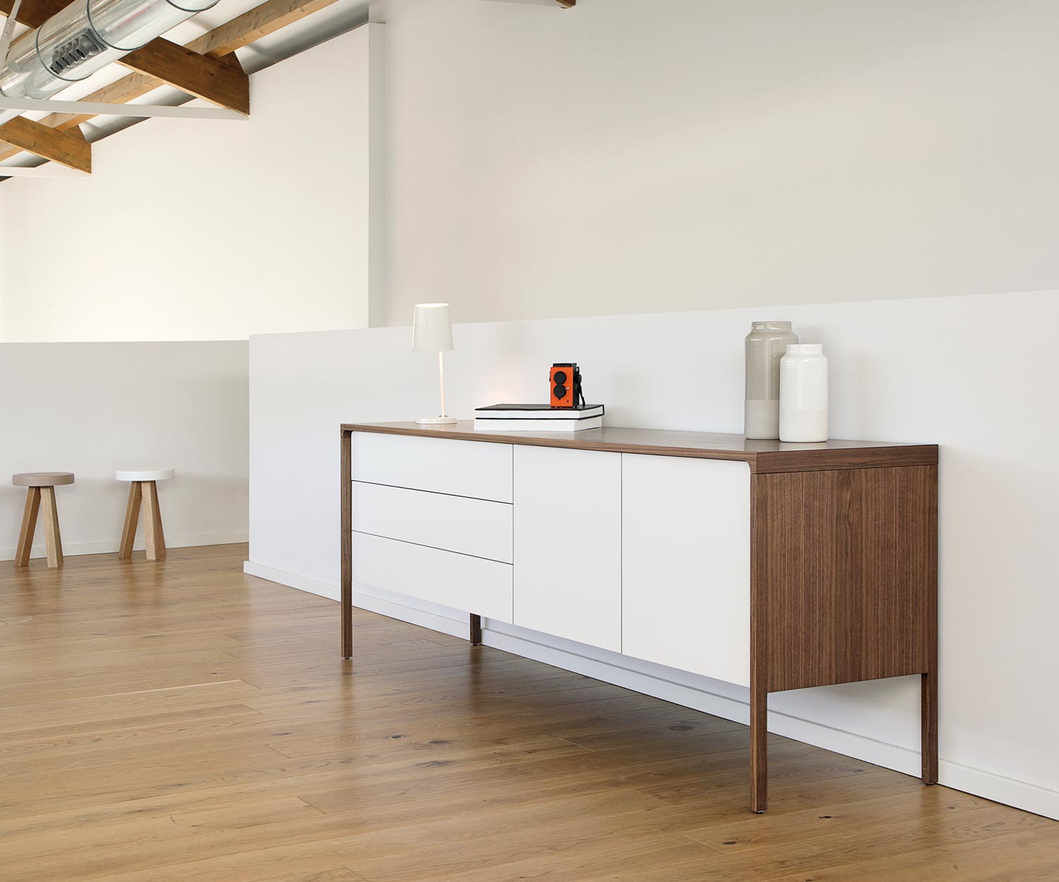 Punt Credenza di design Tactile con frontale bianco con cassetti e ante