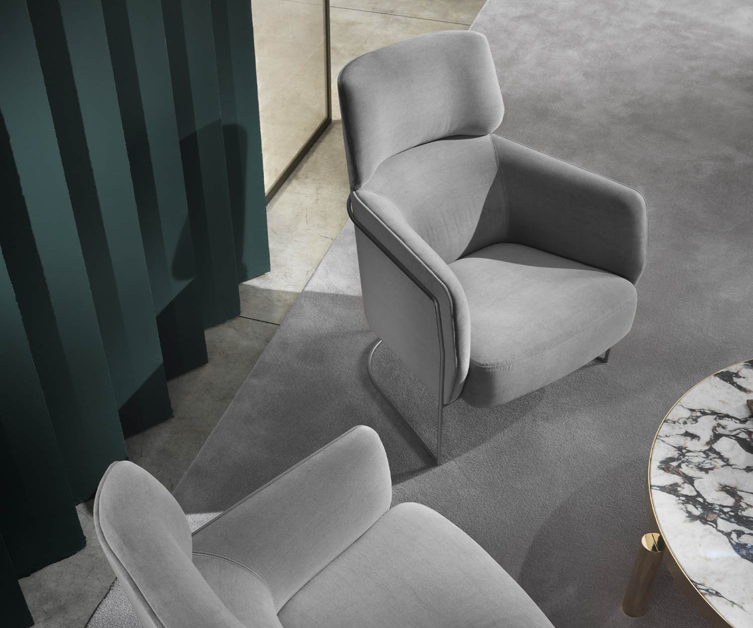 Confortevole poltrona di design Marelli Nest per il relax in grigio chiaro