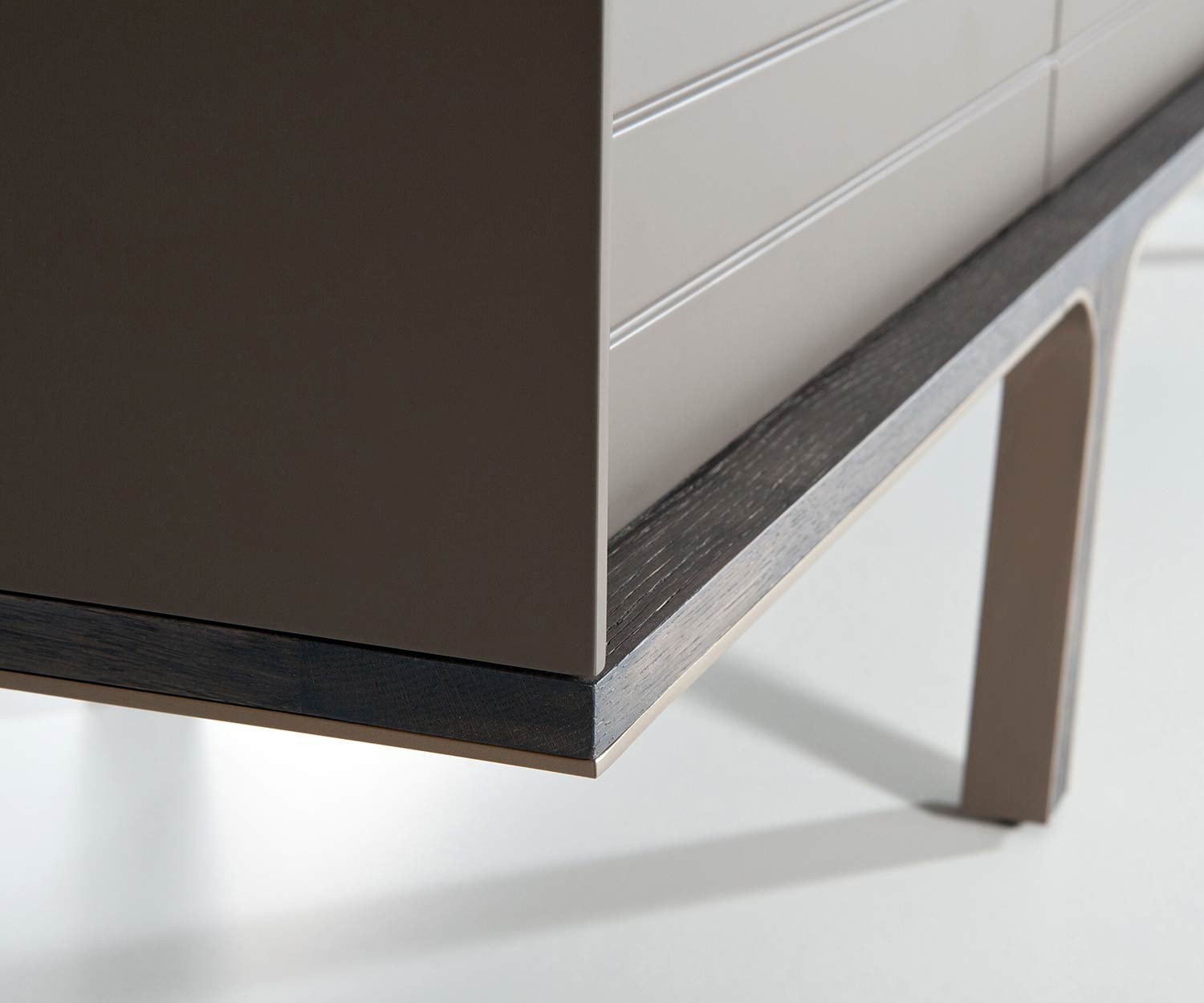 al2 Mobius 002 credenza di design dettaglio piedi e zoccolo in legno massiccio