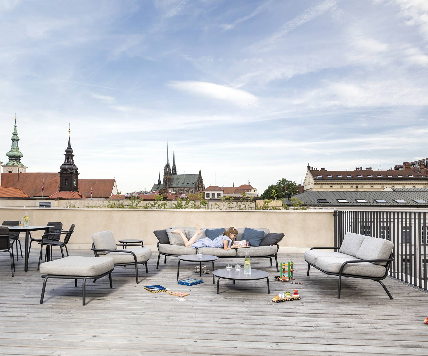 Moderno Todus Sedia lounge di design Starling su una terrazza sul tetto