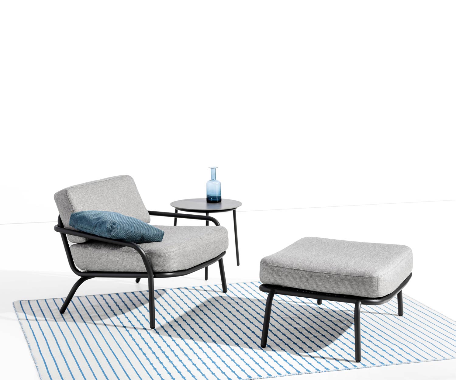 Todus Sedia lounge Starling Design con sgabello in bianco