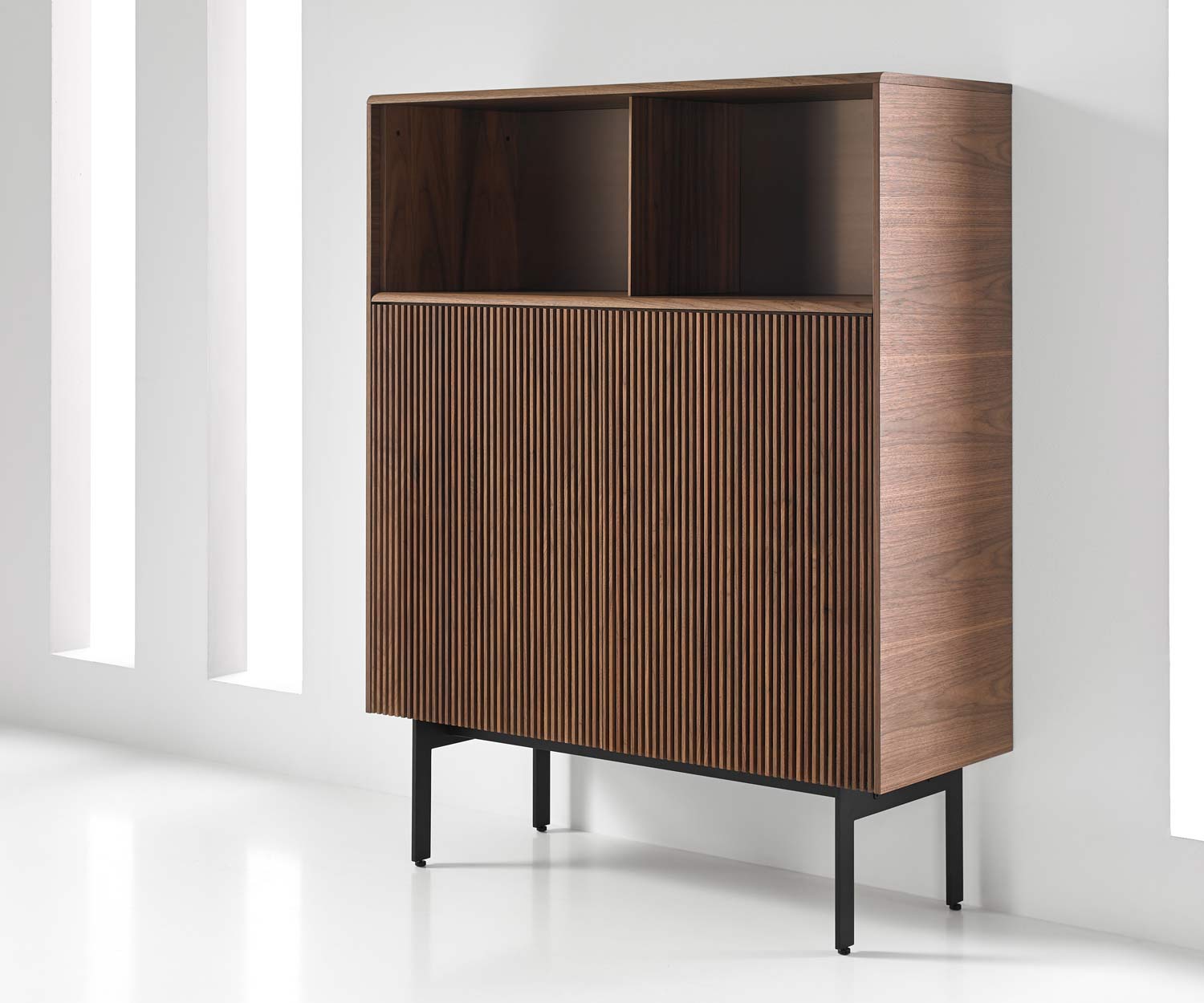 Credenza dal design esclusivo con anta a lamelle in stile fisarmonica su zoccolo da 29 cm